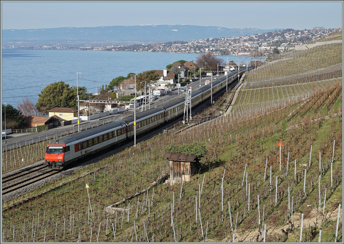 Seit dem Fahrplanwechsel sind die IR Geneve - Brig verpendelt und die Lok aus sicht des Fotogarfen am  falschen Ende . 
Hier ein IR zwischen Villettte und Cully am 22. FEb. 2016