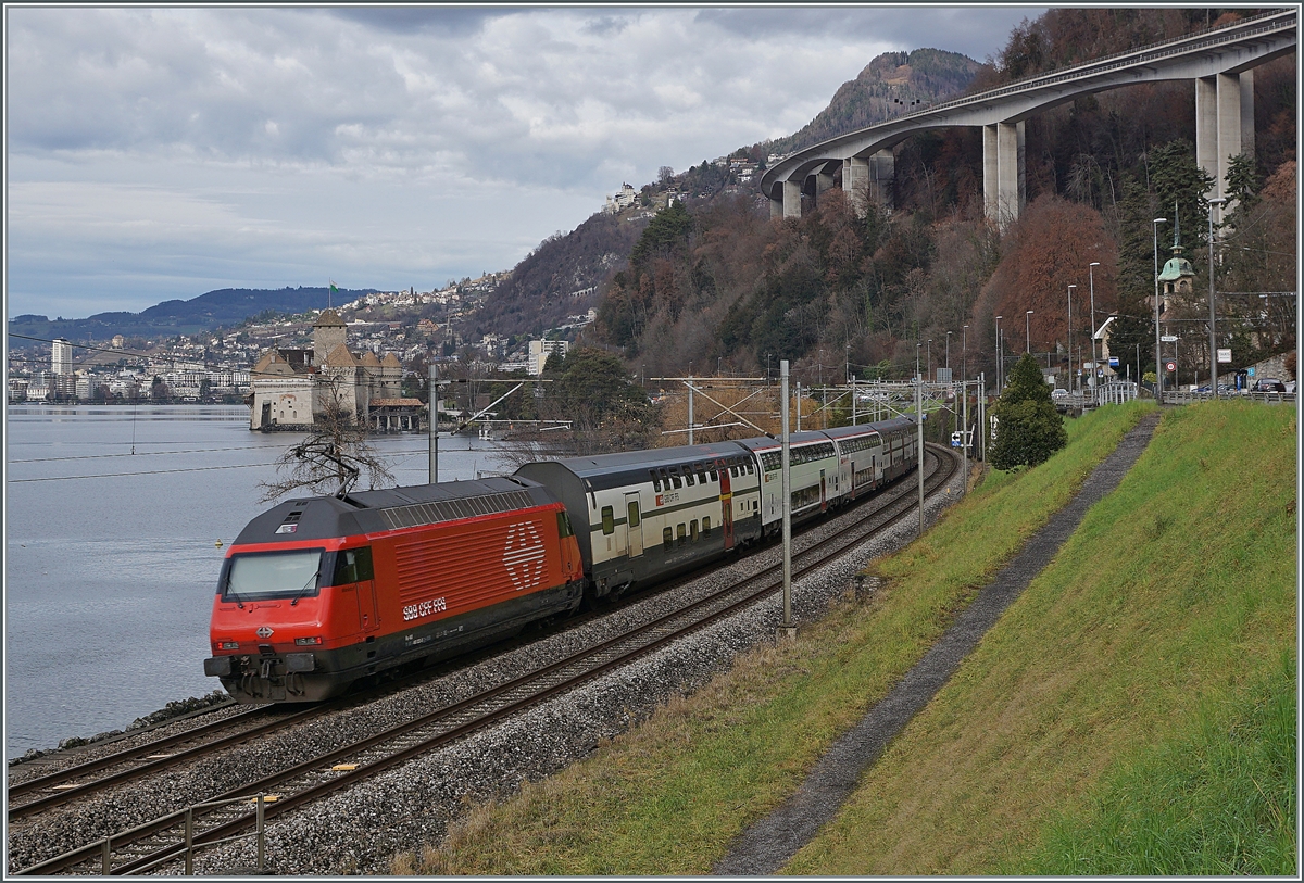 Seit dem Fahrplanwechsel werden vermehrt IR90 mit Doppelstockwagen geführt, das hat zumindest für Fotografen den Vorteil, dass nun die Lok wieder Seite Birg eingereiht und somit besser im Licht ist, sodann es sonnig wäre...

Bei Villenneuve, den 4. Jan. 2022