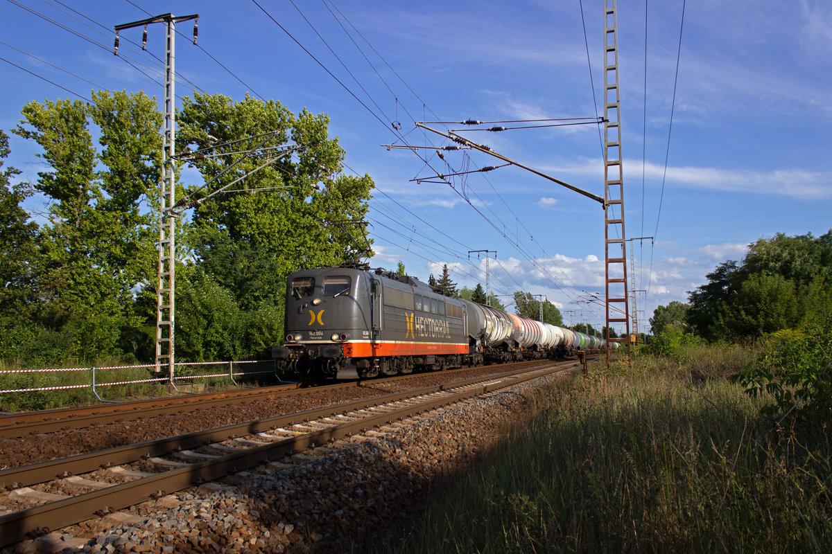 Seit einiger Zeit setzt das schwedische Unternehmen Hector Rail einige 151 in Deutschland im G�terverkehr ein. Am 08.08.19 fuhr mir erstmals eine von ihnen vor die Linse, n�mlich 162.004, die offiziell 91 80 6151 057-7 hei�t und auf den Namen  Fitzcarraldo  getauft ist. Mit einem Kesselwagenzug rollt sie in Berlin-Biesdorf in Richtung Norden.