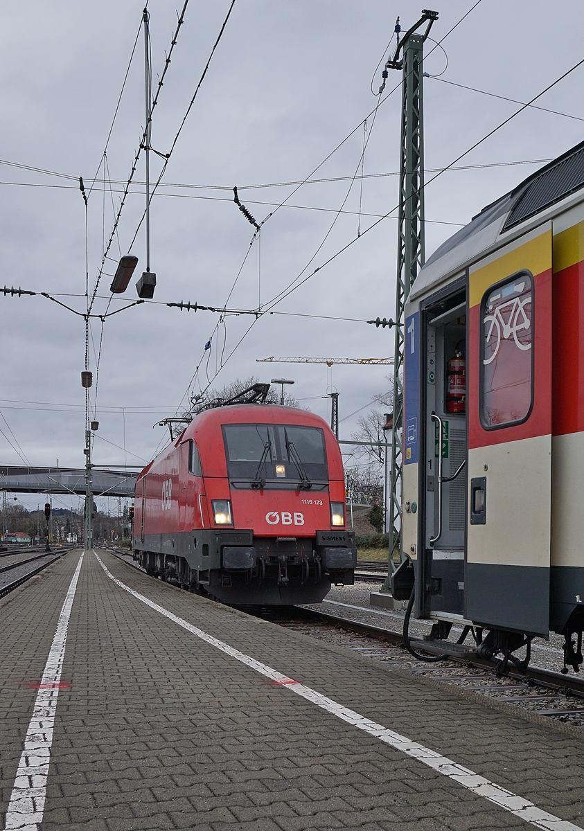 Seit die Gäubahn IC Stuttgart - Singen (Zürich) mit ÖBB 1116 bespannt werden, ist ein Bild wie dieses hier keine Besonderheit, nur handelt es sich hier nicht um einen Gäubahn IC, sondern hier übernimmt die ÖBB 1116 173 den EC 194 in Lindau für die kurze Fahrt nach St.Margrethen, da anscheinend keine geeignete SBB Re 4/4 II zur Verfügung stand.


15. März 2019