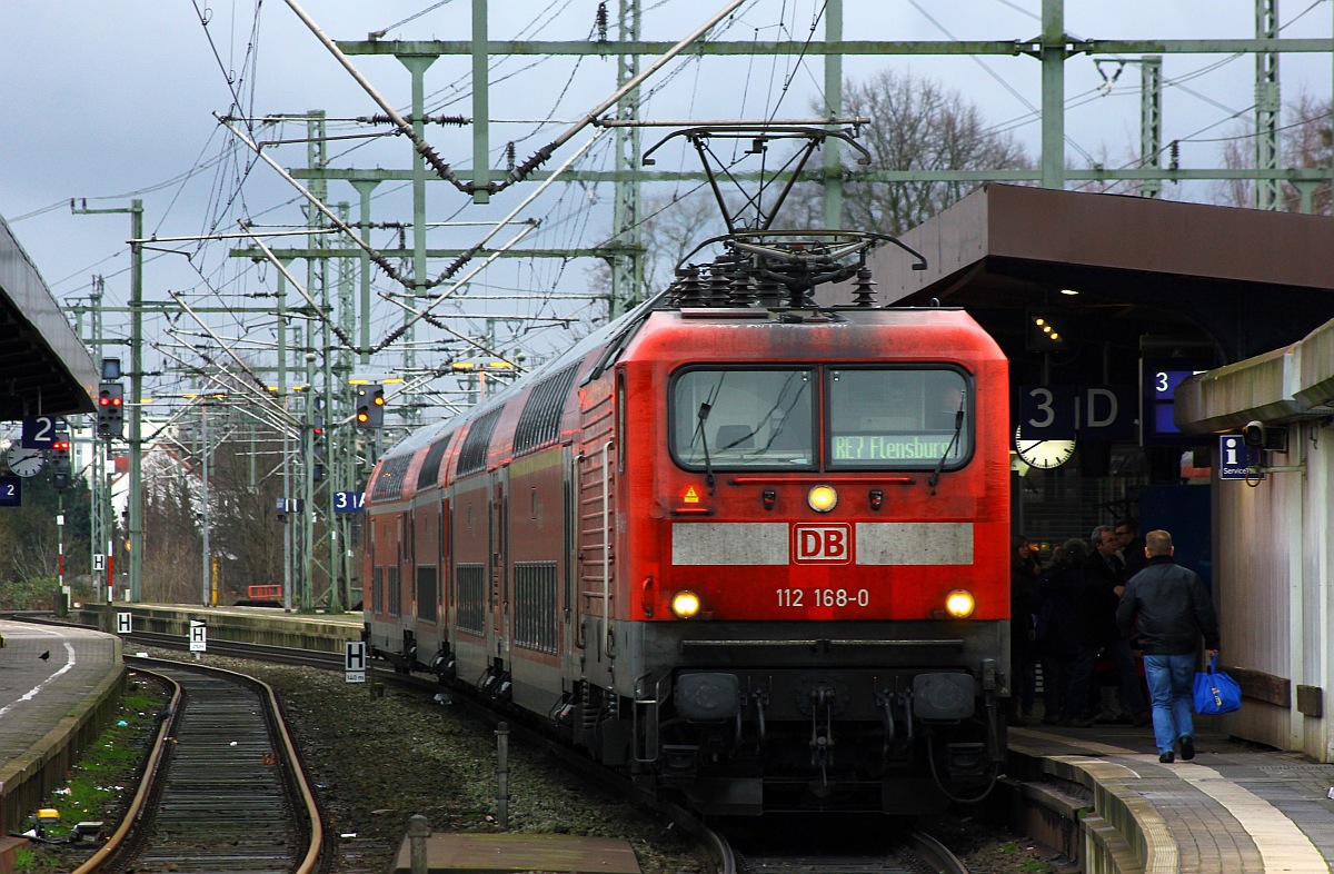 Seit gestern vorgezogen und ab morgen nun tglich sind auf der Linie RE7(Hamburg-Flensburg) Loks der Baureihe 112 mit 4 Dostos unterwegs. Hier steht die 6 112 168-0 mit RE7 nach Flensburg abfahrbereit im Bahnhof Neumnster. 12.12.2015