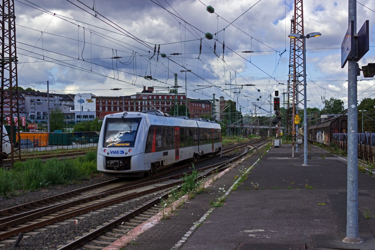 Seit der Insolvenz von Abellio wird die Linie S7 von VIAS betrieben. 1648 004, der wie alle Fahrzeuge noch im grauen Farbschema des Vorbesitzers unterwegs ist verl�sst hier gerade Wuppertal-Oberbarmen auf der Fahrt zum Wuppertaler Hauptbahnhof.