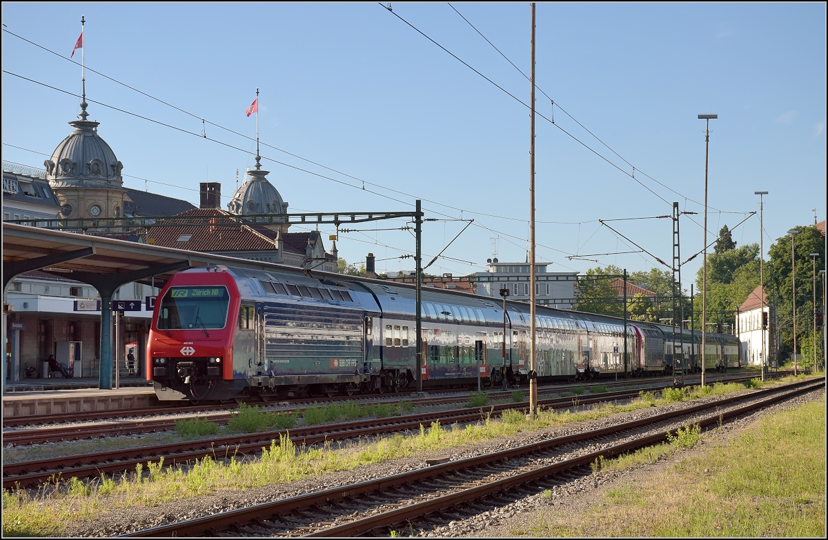 Seit kurzem haben die Re 450 Auslandseinsätze... ;-) Re 450 084 mit seinem DTZ und einem Kollegen ersetzen vereinzelt Re 460 mit EW IV auf der Strecke Zürich-Konstanz. Konstanz, Juni 2017.
