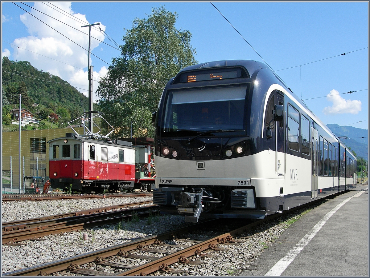 Seit der Revision der CEV HGe 2/2 N° 1 ist die ebenfalls 1911 gebauten HGe 2/2 N° 2 eher selten zu sehen. Hier zeigt sie sich kurz neben dem ausfahrenden MVR SURF ABeh 2/6 7501 in Blonay. 16 August 2016