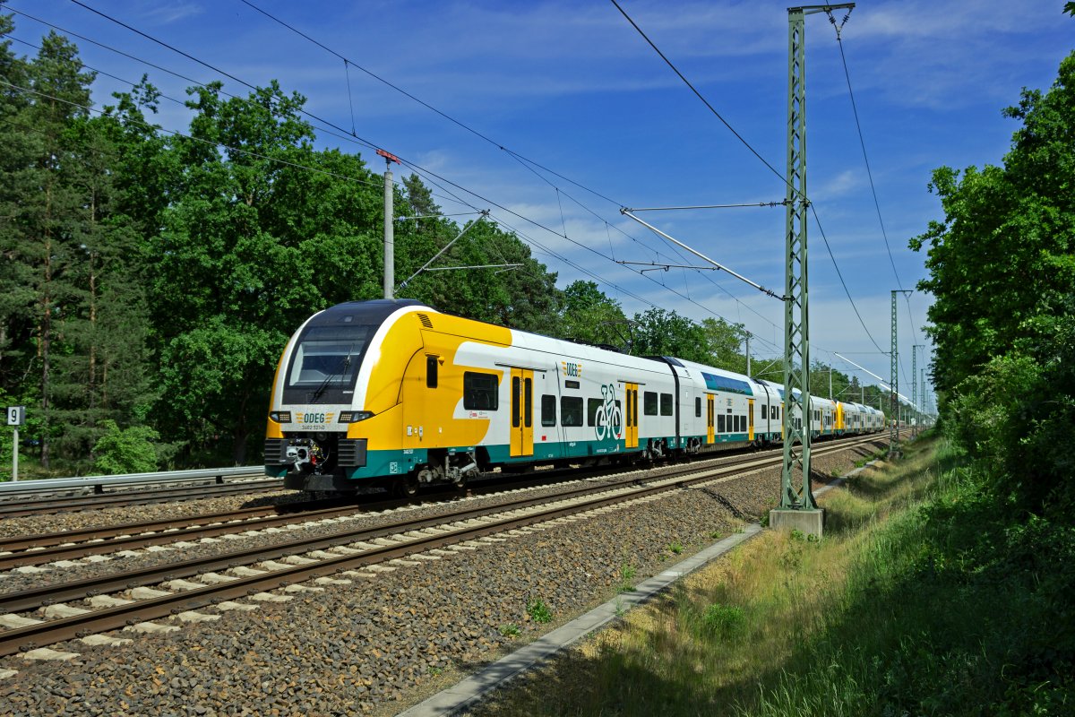 Seit der �bernahme des RE1 durch die ODEG fahren in der Hauptverkehrszeit zus�tzliche Z�ge zwischen Frankfurt (Oder) und Brandenburg, die aus zwei vierteiligen Desiro HC gebildet sind. 3462 121 und 3462 119 sind am 31.05.23 bei Berlin-Friedrichshagen auf dem Weg nach Brandenburg.