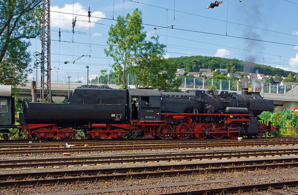 
Seitenansicht der 52 8134-0, ex DB 052 134-4, ex DR  052 134-4, ex DR 52 8134-0 der Eisenbahnfreunde Betzdorf (EFB) am 12.07.2014 beim Hbf Siegen. Die Lok und der Zug werden für die morgige Fahrt vorbereitet. 

Die Lok war, bedingt durch die Wiedervereinigung, eine der letzten Normalspurigen Dampfloks der DB. Zudem war sie als DB 052 134-4 eine der wenigen wahren 52er der DB (BR 52.80). Die Lok wurde 1965 aus der 1943 bei der Lokfabrik Wien-Floridsdorf (Fabriknummer 16591) gebauten 52 7138 rekonstruiert.
