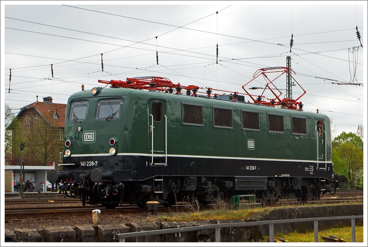 Seitenansicht: 
Die 141 228-7, ex E 41 228, am 28.04.2013 beim Eisenbahnmuseum Darmstadt-Kranichstein, sie ist eine Dauerleihgabe der DB-Regio AG ans Museum.
Sie hat kompl. NVR-Nummer 91 80 6141 228-7 D-DME.

Die E 41 wurde Henschel 1962 unter der Fabriknummer 30431 gebaut, die elektrische Ausrüstung ist von BBC.

Technische Daten:
Achsanordnung:   Bo´Bo´   
Dienstgewicht:  66,4 t   
Achslast: 16,6 t   
Höchstgeschwindigkeit (zul.):   120 Km/h   
Anfahrzugkraft aus Stillstand: 22 t   
Nennleistung:  2.400 kW (3.264 PS)   
Anzahl Fahrmotoren  4   
Antriebsart: Gummiringfeder mit einseitigem Stirnradgetriebe   
Länge über Puffer:  15.620 mm   
Drehzapfenabstand:   7.300 mm   
Achsstand in den Drehgestellen:  3.200 mm   
Kleinster befahrbarer Radius:  100 m   
Stromsystem:  Einphasen-Wechselstrom 15 000 V, 16 2/3 Hz   
 
Beschaffungskosten:  ca. 990.000,00 DM
Gebaute Anzahl: 451 Stück
Herstellerwerke (mechanischer Teil): Henschel, Krauss-Maffei, Krupp 
Herstellerwerke (elektrischer Teil): AEG, BBC, SSW 

Allgemeines zur E41


Die E-Lok-Baureihe 141 wurde für den Personenverkehr bestellt. Die BR 141 war die leichteste unter den Einheitsloks. Von der 141 wurden zwischen 1956 und 1971 insgesamt 451 Lokomotiven beschafft. Alle Lokomotiven besaßen eine Wendezugsteuerung. 
Beim Entwurf der E41 legte man großen Wert auf eine möglichst preiswerte Ausführung (im Vergleich zu den anderen Einheitslokomotiven), schließlich war eine große Bauserie geplant. Es gelang, die Beschaffungskosten etwa ein Drittel kostengünstiger zu halten als jene der Serien-E10 und E40.


Allgemeines zum Einheitselektrolokomotiv-Programm

Als Einheitselektrolokomotiven werden die Baureihen E10, E40, E41 und E50 (ab 1968 Baureihe 110, 140, 141 und 150), die die Deutschen Bundesbahn ab 1952 bis in die 1970er Jahre beschaffte. Dazu gehören natürlich auch die Unterbaureihen 112, 113, 114, 115 und 139. Um die Ersatzteilhaltung so niedrig wie möglich zu halten, haben die Baureihen untereinander viele gemeinsame Bauteile. Aus diesem Grund spricht man hier von Einheitsloks.

Eigentlich hatte der zuständige Fachausschuss der Deutschen Bundesbahn 1950 beschlossen zwei Grundtypen von Elektrolokomotiven mit weitgehend standardisierten Bauteilen zu beschaffen. Es sollten eine sechsachsige Güterzuglok auf Basis der Baureihe E 94 und eine vierachsige Mehrzwecklokomotive angelehnt an die Baureihe E 44 sein. Die Mehrzwecklok erhielt zunächst den Arbeitstitel E 46, wurde jedoch in E 10 umbenannt, nachdem sie durch Erhöhung der geforderten Höchstgeschwindigkeit formell eine Schnellzug-Lokomotive wurde. 

Das Versuchsprogramm ergab, dass zwei Typen von E-Loks nicht ausreichen würden, um allen Leistungsanforderungen gerecht zu werden. Das Typenprogramm wurde daher überarbeitet und enthielt in der neuen Fassung, angepasst auf ihr Leistungsgebiet, entstanden dann die folgenden Baureihen:

E10 - Schnellzuglok

E40 - Güterzuglok

E41 - Nahverkehrs- und leichte Güterzuglok

E50 - schwere GüterzuglokSchnellzuglok 

Folgende Unterbaureihen 112, 113, 114, 115 und 139 gehören auch zu den Einheitselektrolokomotiven.
Die BR 112 entstand aus der E 10.12,  diese hatten Henschel-Schnellfahrdrehgestellen und Getriebe für bis zu 160 km/h. Die nachfolgenden 20 Maschinen hatten nur modifizierte Seriendrehgestelle der 110, diese Loks wurden 1988 in die Baureihe 114 umgezeichnet. Die verbliebenen, mit den Henschel-Schnellfahrdrehgestellen ausgerüsteten Lokomotiven der Baureihe 112 wurden 1991 in die Baureihe 113 umgezeichnet.
Die BR 115 sind Loks der DB AutoZug, sie entstanden durch Umzeichnung von Lok der BR 110 und 112.

Baureihe 139 entstand 1968 durch das neue EDV-Nummernschema aus der E 40.11, diese haben eine elektrische Widerstandsbremse (die E 40 / BR 140 sind ohne elektrische Widerstandsbremse).

Die Baureihe 151 ist eine Ergänzung der Baureihe 150, um diese zu unterstützen. Da eine Neuentwickelung aber zu teuer geworden wäre, und zu lange gedauert hätte, hat man beschlossen Komponenten der Einheitslokomotiven zu verwenden. Auch bei der Baureihe 111 wurden 70% der Bauteile von den Einheitsloks verwendet, so kann man diese auch fast als Einheitslok bezeichnen, da sie in gewisser Weise artverwandt mit ihr ist.

Nicht als Einheitselektrolokomotiven sind die Mehrsystemlokomotiven der Baureihe E 320 (182), trotz starker äußerlicher Ähnlichkeiten mit diesen, als solche zu bezeichnen, da sie sich in nahezu allen Hauptbauteilen des elektrischen und des mechanischen Teils von diesen unterscheiden.
Auch nicht die Zweifrequenz-Versuchslok E 344 01 (183 001), sie hatte nur den Lokkasten auf Basis der E 41 (241). Die Drehgestelle, Brückenrahmen und Fahrmotoren stammen von ehemaligen E 244ern. Die an den Drehgestellen befindlichen Pufferbohlen verlieh der Maschine ein unverwechselbares Äußeres