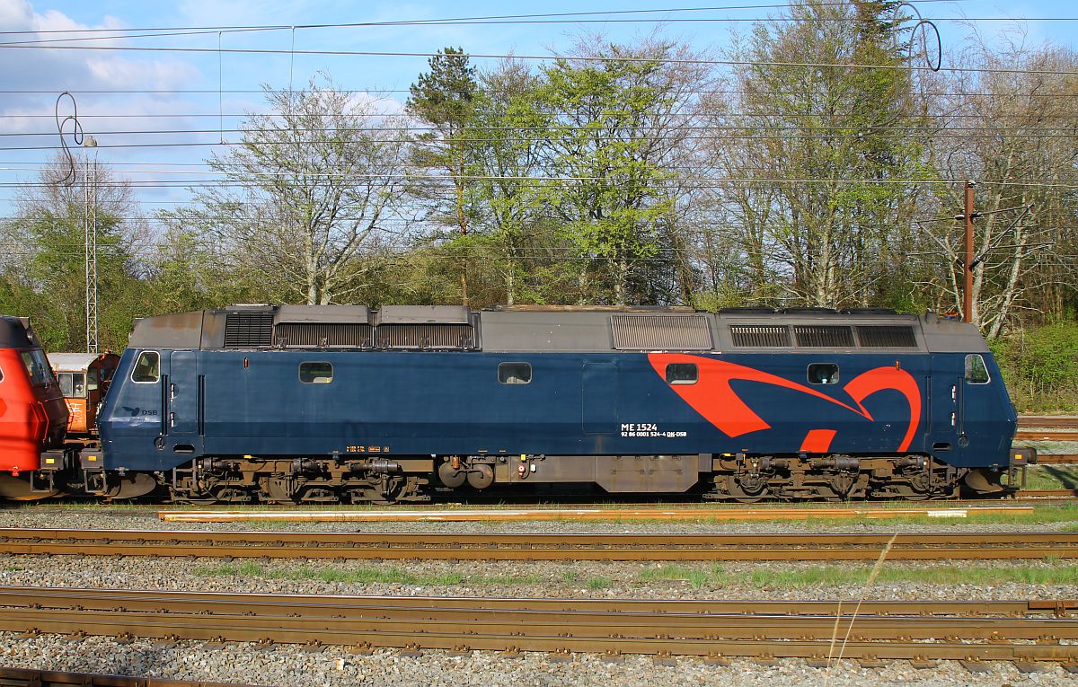 Seitenansicht der DSB ME 1524 (92 86 0001 524-4 DK-DSB) Pattburg/Padborg 23.04.2022