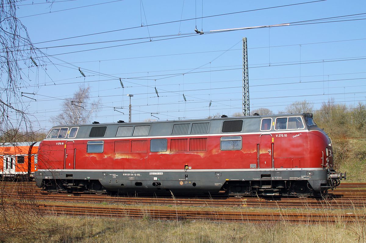 Seitenaufnahme der SGL 221 124-1 im ehemaligen Bw Flensburg 08.04.2023