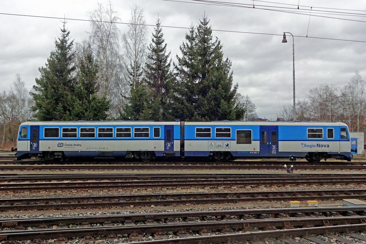 Seitenblick auf 814 042 in Havlickuv Brod am 23 Februar 2020.