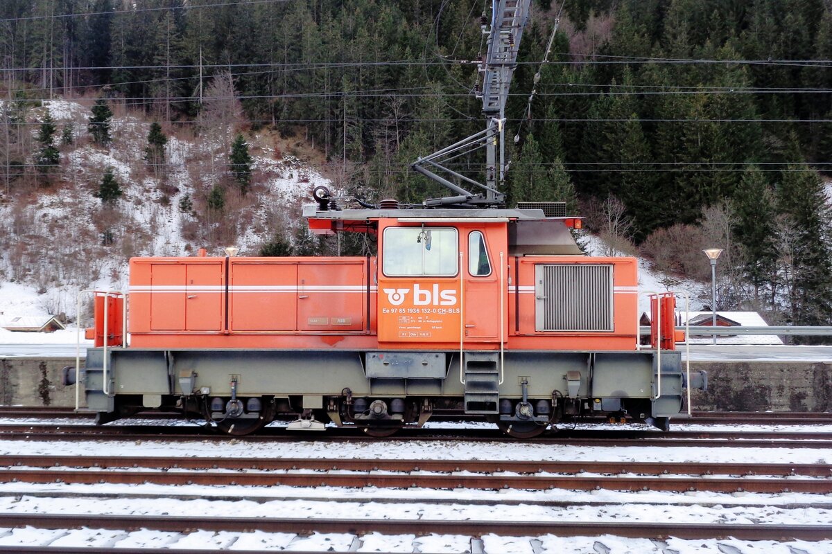 Seitenblick auf BLS 132 in Kandersteg am 1.Jänner 2020.