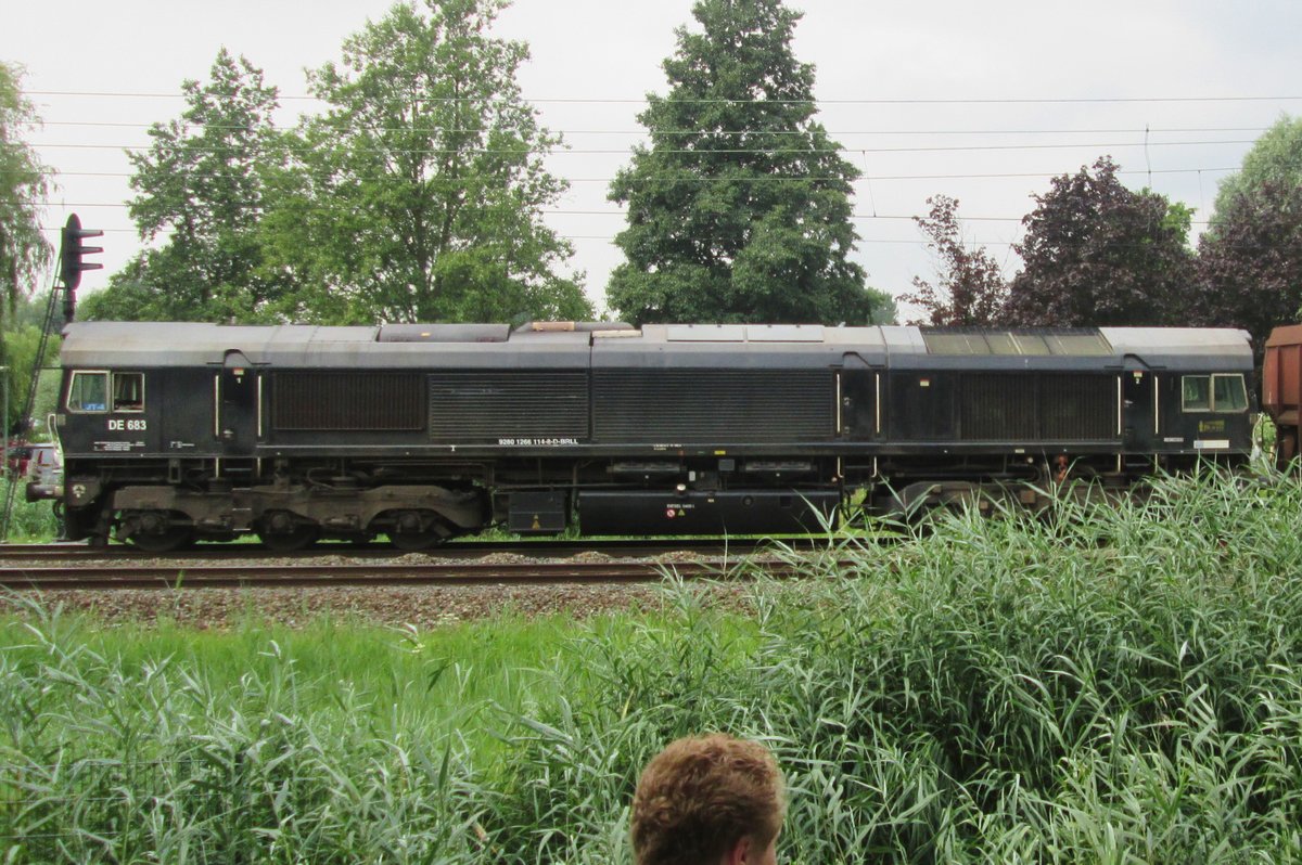 Seitenblick auf MRCE/Beacon 266 114 bei Dordrecht Zuid am 23 Juli 2016. 