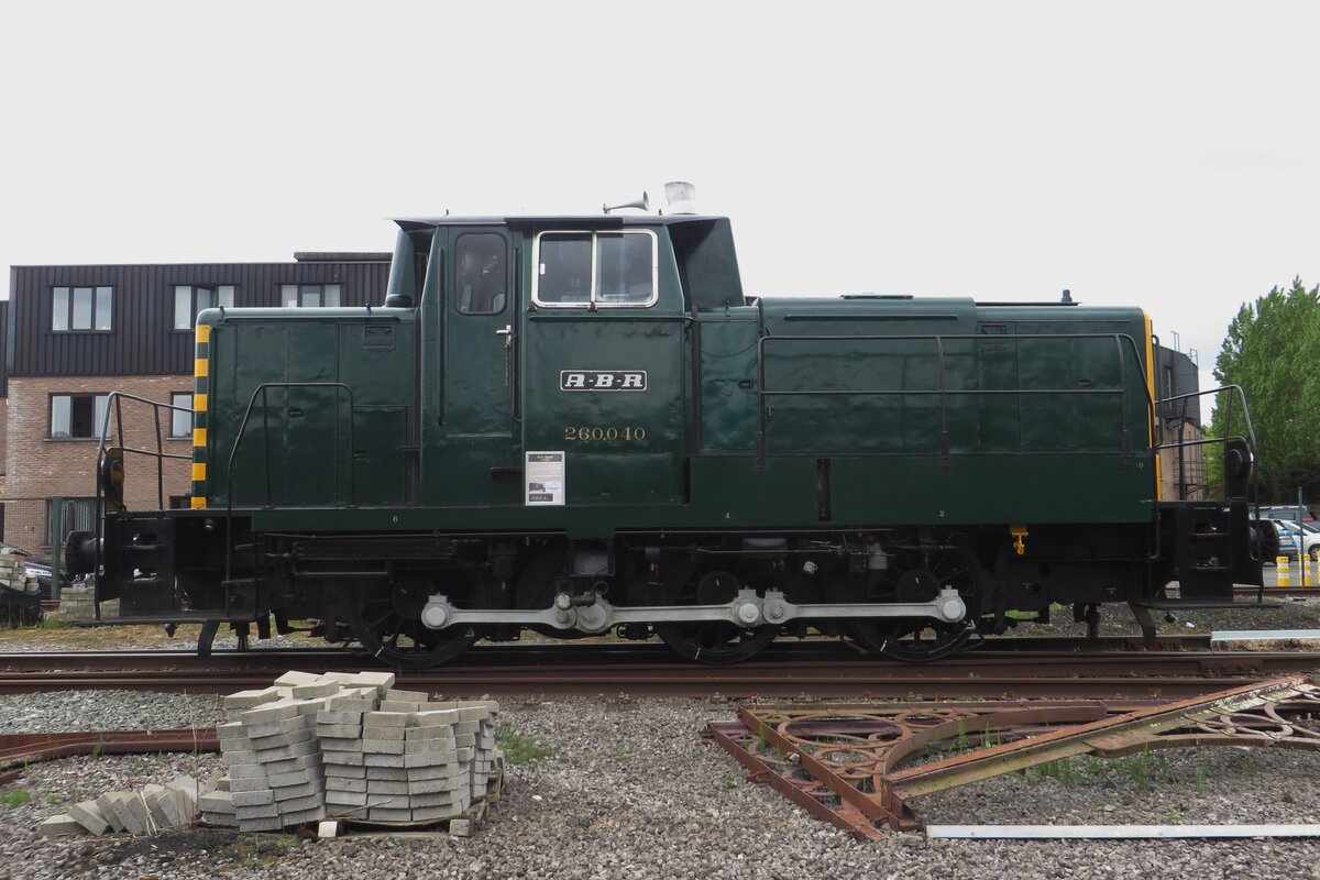 Seitenblick auf SCM/ABR 260.040 (ex 8040) in Maldegem am 6 Mai 2023.