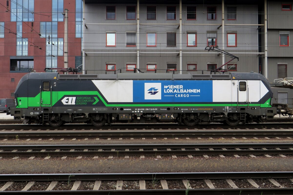 Seitenblick auf WLC 193 236 in Linz Hbf am 20 Mai 2023.