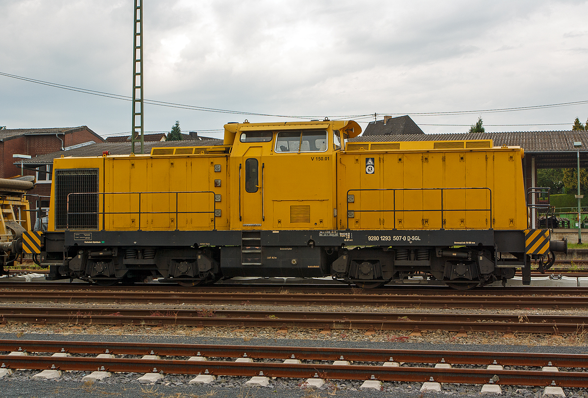 Seitenportrait der.....
V 150.03, ex DR 110 961-0, ex DB 710 961-4, der SGL Schienen-Güter-Logistik GmbH ist am 02.08.2014 mit einem Bauzug (Materialförder- und Siloeinheiten) beim Bahnhof Siershahn (Westerwald) abgestellt.

Die V 100.5  wurde 1983 von LEW  (VEB Lokomotivbau Elektrotechnische Werke „Hans Beimler“ Hennigsdorf)  unter der Fabriknummer 17310 gebaut und als DR 110 961-0 in Dienst gestellt, 1992 Umzeichnung in DR 710 961-4 und zum 01.01.1994 in DB 710 961-4. Die Ausmusterung bei der DB erfolgte 1996 und sie ging zur DGT (Deutsche Gleis- und Tiefbau GmbH, Berlin) als 710 963-4 wo sie bis 1999 im Einsatz war. 

Im Jahr 1999 erfolgte dann der Umbau bei Regental Fahrzeugwerkstätten GmbH gemäß Umbaukonzept BR 293 der ABB Daimler Benz Transportation GmbH. Im Jahr 2000 kam sie dann zur GSG Knape Gleissanierung GmbH, Kirchheim (Muttergesellschaft der SGL) als V 150.01 und 2008 zur  SGL Schienen Güter Logistik GmbH, Dachau als V 150.01 und so hat sie nun die NVR-Nummer 92 80 1293 507-0 D-SGL.

Die Baureihe 293:
ABB Daimler Benz Transportation (ADtranz) hat zwischen 1995 und 2002 insgesamt 59 ehem. DR V 100 Loks umfassend modernisiert. Sie erhielten die neue Baureihenbezeichnung BR 293. Die Modernisierung umfaßt u.a. die Aufarbeitung von Lokrahmen, Vorbauten, Führerhaus und Strömungsgetriebe. Der alte KVD Motor (Hersteller: VEB Kühlautomat Berlin-Johannistal) wird gegen einen Caterpillar oder MTU Motor getauscht, die Druckluftanlage wird erneuert, ebenso die elektrische Steuerung. Neu ist eine hydraulisch angetriebene Kühlanlage. 

Technische Daten:
Achsanordnung: B'B'
Spurweite: 1.435 mm
Länge über Puffer: 14.240 mm
Breite: 3.140 mm
Drehzapfenabstand: 7.000 mm
Gesamtachsstand: 9.300 mm
Höchstgeschwindigkeit: 100 km/h
Motor: 12-Zylinder-4-takt-Dieselmotor mit Turbolader und Ladeluftkühlung vom Typ CAT 3512 DI-TA
Motoren Hersteller: Zeppelin Baumaschinen GmbH Achim (b.Bremen)
Hubraum 51,8 Liter ( 170 mm Bohrung / 190 mm Hub)
Gewicht des Motors: 6.537 kg
Leistung:  1050 kW / 1428 PS bei 1800 U/min