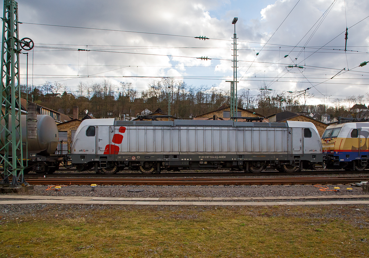 Seitenportrait ...
Die an die RheinCargo  vermietete AKIEM 187 504-6 (91 80 6187 504-6 D-AKIEM) wird am 27.03.2021 von der RheinCargo 185 589-9, durch Betzdorf (Sieg) in Richtung Kln mit geschleppt, die auch einen mit Dieselkraftstoff bzw. leichtes Heizl (laut Gefahrstofftafel 30/1202) beladebenen Kesselwagenzug zog.

Die Bombardier TRAXX F140 AC3 wurde 2017 von der Bombardier Transportation GmbH in Kassel unter der Fabriknummer  35430 gebaut und an die Akiem SAS geliefert. Seit 2020 ist die RheinCargo GmbH & Co. KG in Neuss der Mieter.