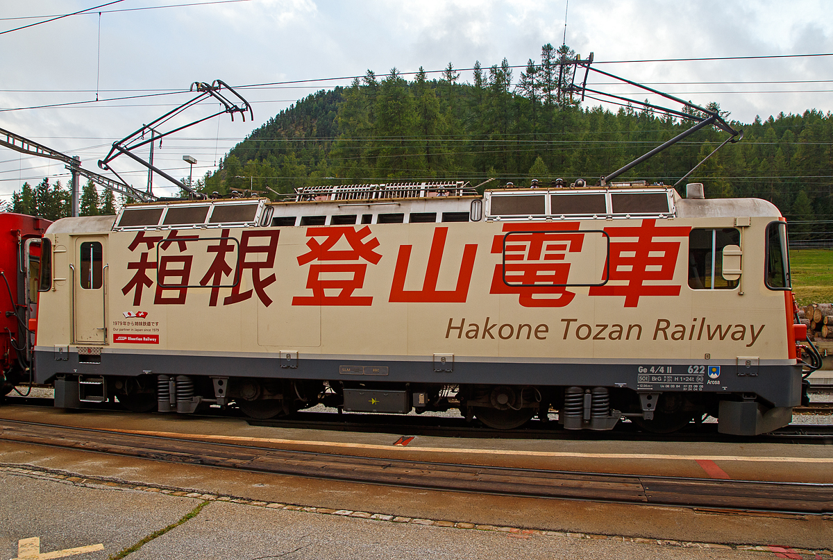 Seitenportrait der RhB Ge 4/4 II – 622 „Arosa“, sie steht am 12.09.2017, mit dem Regionalzug nach Scuol-Tarasp, im Bahnhof Pontresina zur Abfahrt bereit. 

Die Lok trägt Werbung für die Hakone Tozan Railway (Hakone Tozan Tetsudō, jap. 箱根登山鉄道). Die japanische Bahngesellschaft wurde im Jahr 1928, mit Sitz in Odawara gegründet und betreibt eine Bergbahn und eine Standseilbahn im Westen der Präfektur Kanagawa.