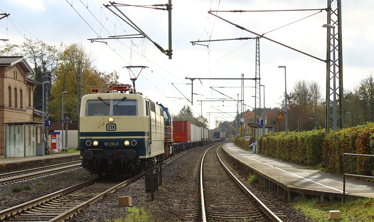 SEL 181 213-0 mit neg V102/0575 002-7 und dem Nordliner KLV in Warteposition im Bhf Owschlag aufgenommen vom Bü in Owschlag 01.11.2021 I