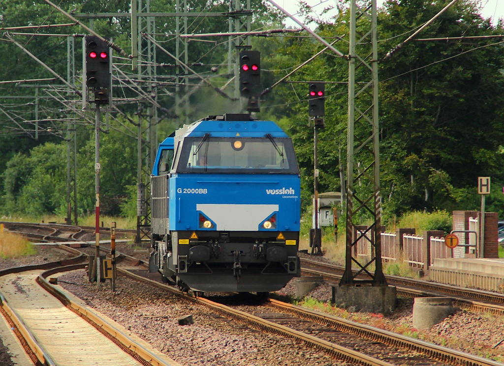 Selten im Norden zu sehen ist die Vossloh G 2000BB(272 001-9)hier dieselt sie gemütlich durch Schleswig. 28.07.12