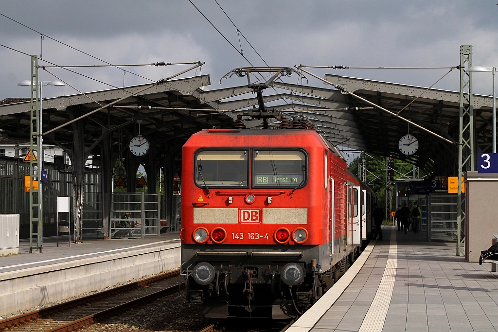 Selten sind sie im Norden geworden deswegen nochmal eine Aufnahme der 143 163-4 die hier mit einer RB nach Flesnburg im Bhf Rendsburg steht. Rendsburg 14.06.2013