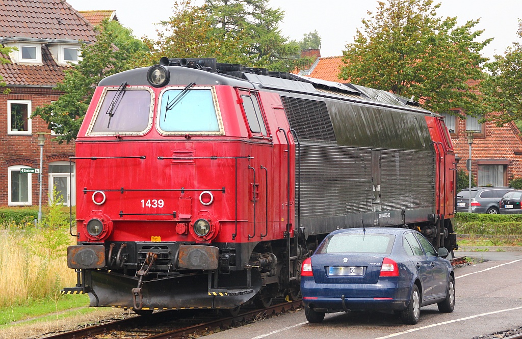 Selten steht sie alleine in Niebüll abgestellt, die Mz 1439(9286 0001439-5 DK-NEG)darf bei Bildern aus Niebüll nicht fehlen. 04.08.12