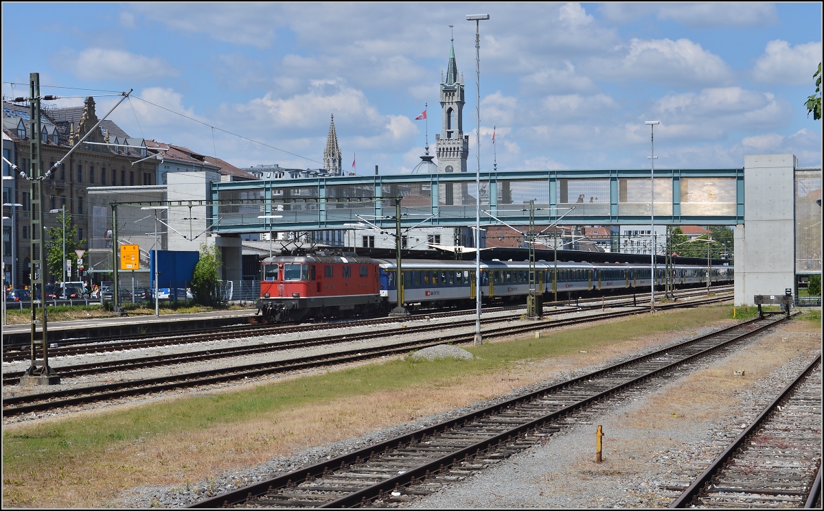 Seltener Besuch in Konstanz. Re 4/4 II 11155 fährt mit einem EW-II-Zug Richtung Zürich ab. Mai 2014.