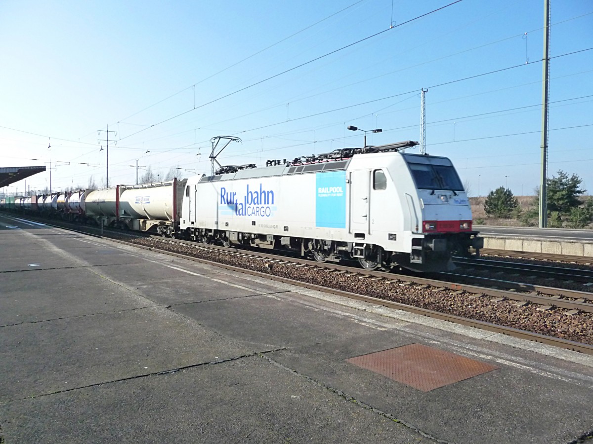 Seltsame Lichtverhltnisse bietet die schon mittags tiefstehende Wintersonne: So ist bei 186 240 von Railpool, vermietet an die Rurtalbahn Cargo zwar das Fahrwerk ausgeleuchtet, aber dafr berstrahlt das fast weie grau des Lokkastens alles in der grau-grauen Atmosphre des Bahnhofes Schnefeld.