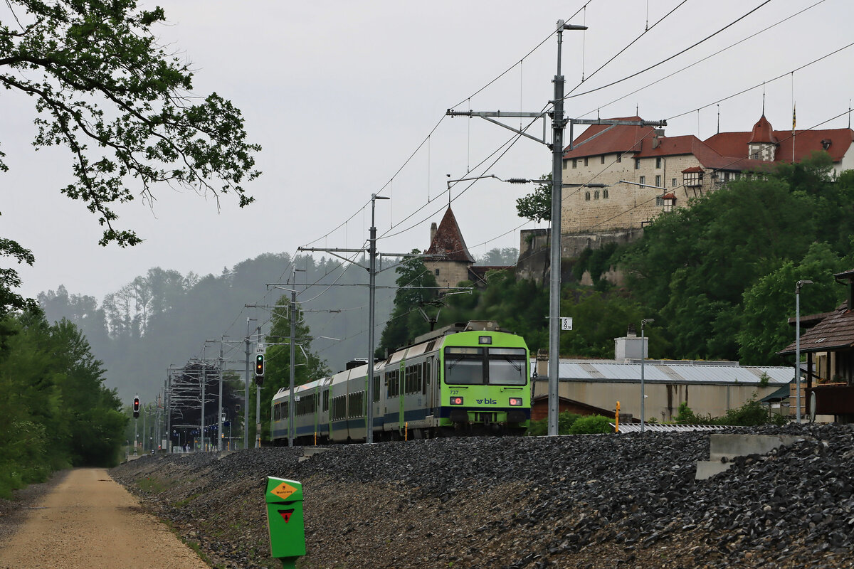 Sensetalbahn, die neue Endstation in Laupen mit dem BLS NPZ Pendelzug der Linie S2 Laupen - Langnau (Triebwagen 737). 8.Juni 2021 
