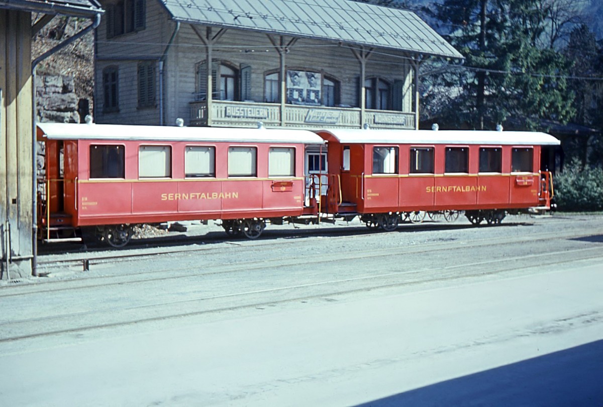 Sernftalbahn: Die beiden Zweiachser B 14 und B 15 in Schwanden, 13.April 1967. 