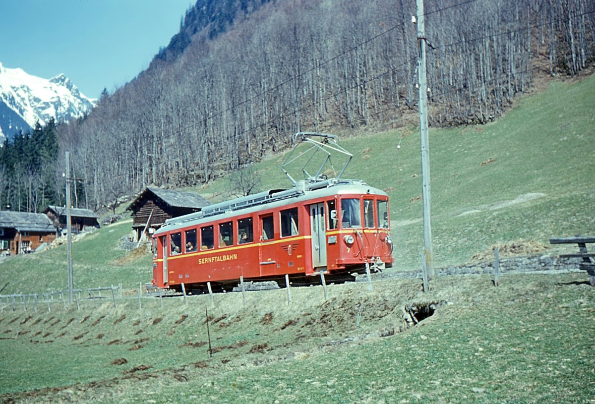 Sernftalbahn: Diese 13,8 km lange Bahn im Kanton Glarus wurde am 31.Mai 1969 stillgelegt. Im Bild Triebwagen 7 bei Engi Hinterdorf, 13.April 1967.