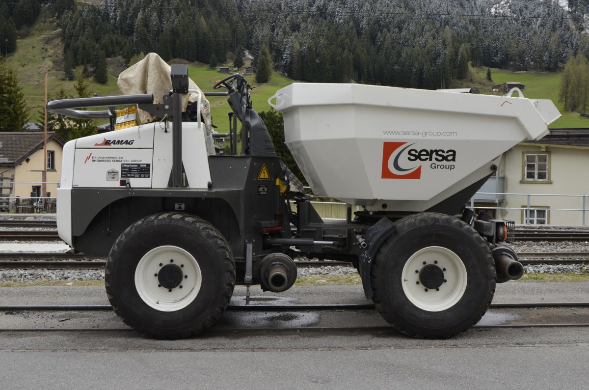 SERSA BAMAG 2-Wege-Dumper 10604 für Meterspur wartet im Bahnhof Davos Platz am 13.05.2014 auf seinen Einsatz. Vmax Schiene: 20 km/h bei Eigenfahrt, 10 Km/h Geschleppt, Zuladung: 8200 kg