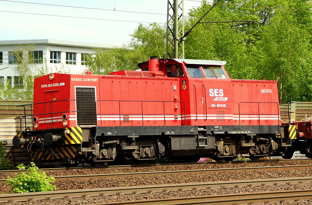 SES 293 005-5 aufgenommen in HH-Harburg am 05.05.2012(gebaut 1975 als DR 110 833-1/LEW 14897 umgezeichnet 1992 in 201 833-1, Ausmusterung im Bh Zwickau 1994,1995 bei ABB Daimler Benz umgebaut(Konzept BR 293)ab 2009 bei der SES ist sie seit 01.2012 an die ABEG - Anhaltinisch-Brandenburgische Eisenbahngesellschaft mbH, Halle (Saale)untervermietet).