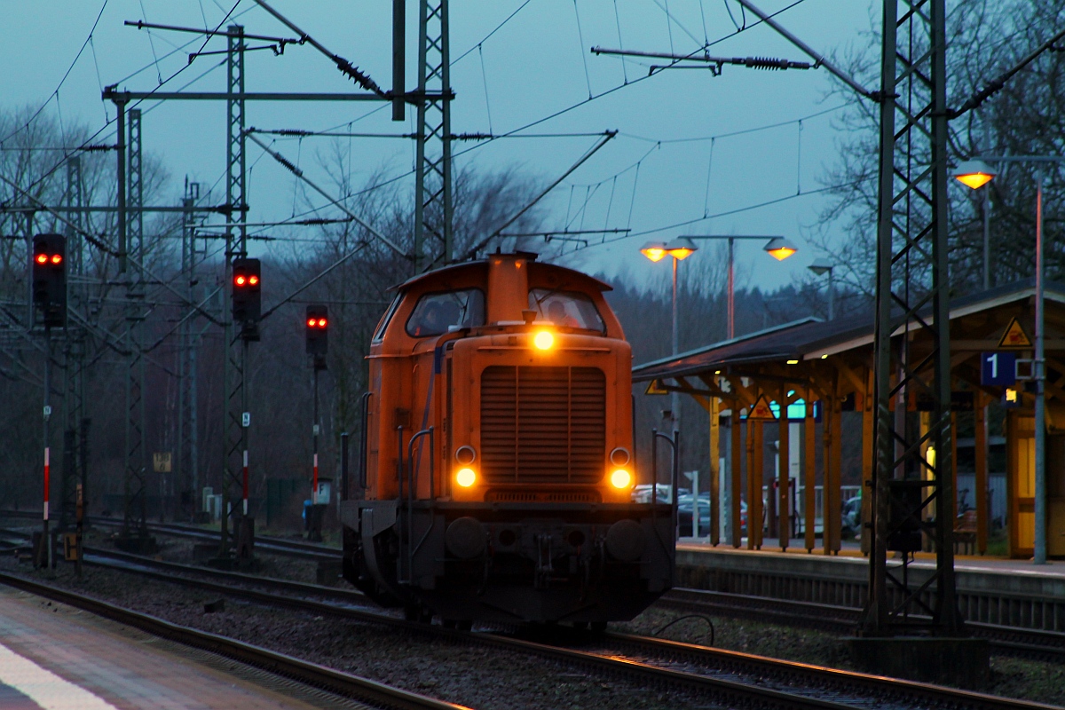 SES führt auch in diesem Jahr wieder Ausbildungsfahrten durch, hier steht V100 1237/ 211 237-3(REV/HB X/21.10.11) der northrail unterwegs mit Fahrschülern als Tfzf 92135(Schleswig-Rendburg)im Bahnhof von Schleswig und wartet auf  grün . 12.01.2015