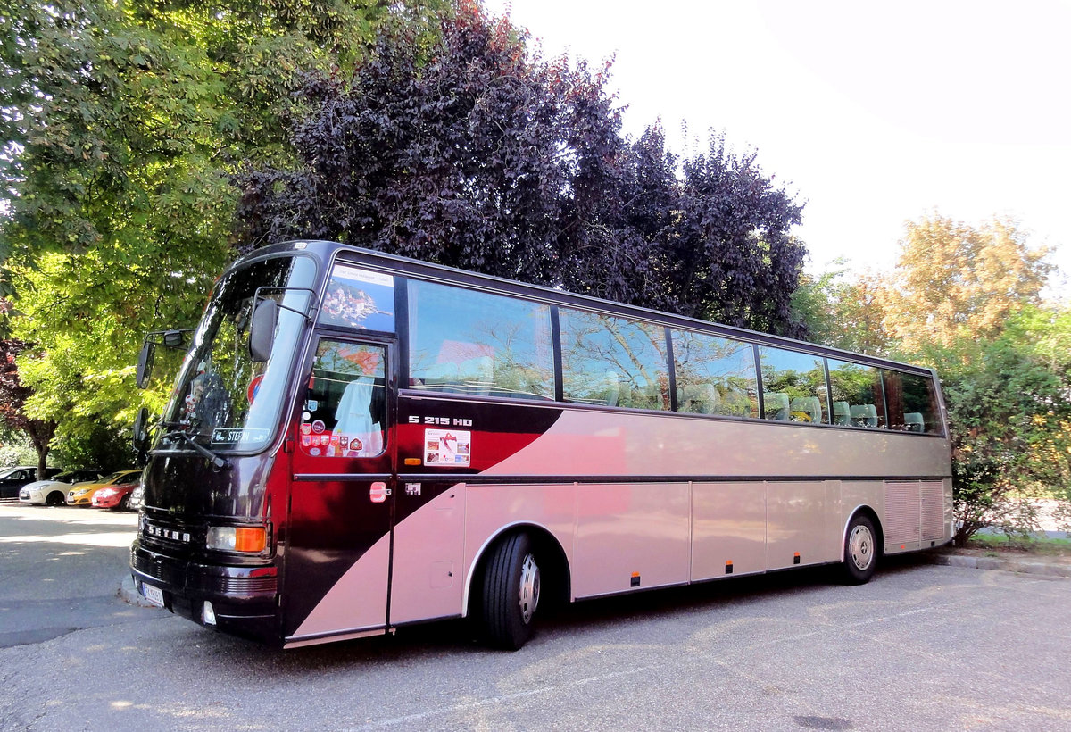 Setra 215 HD aus sterreich in Krems gesehen.