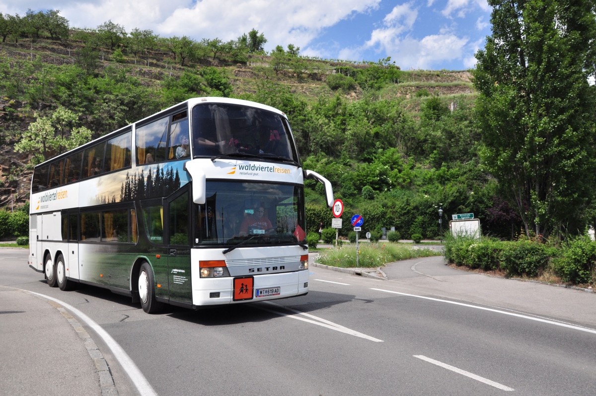 Setra 300er Serie von Waldviertelreisen RIEDER aus Niederösterreich bei der Anfahrt auf die  Mautener Brücke ,Autobrücke zwischen Krems und Mautern/Donau,wobei es gleich sehr eng werden wird.Mai 2015.