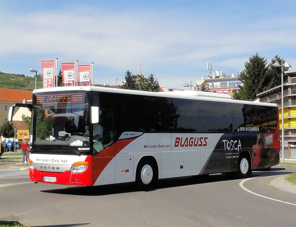 Setra 400er-Serie von Blaguss aus Wien in Krems gesehen.