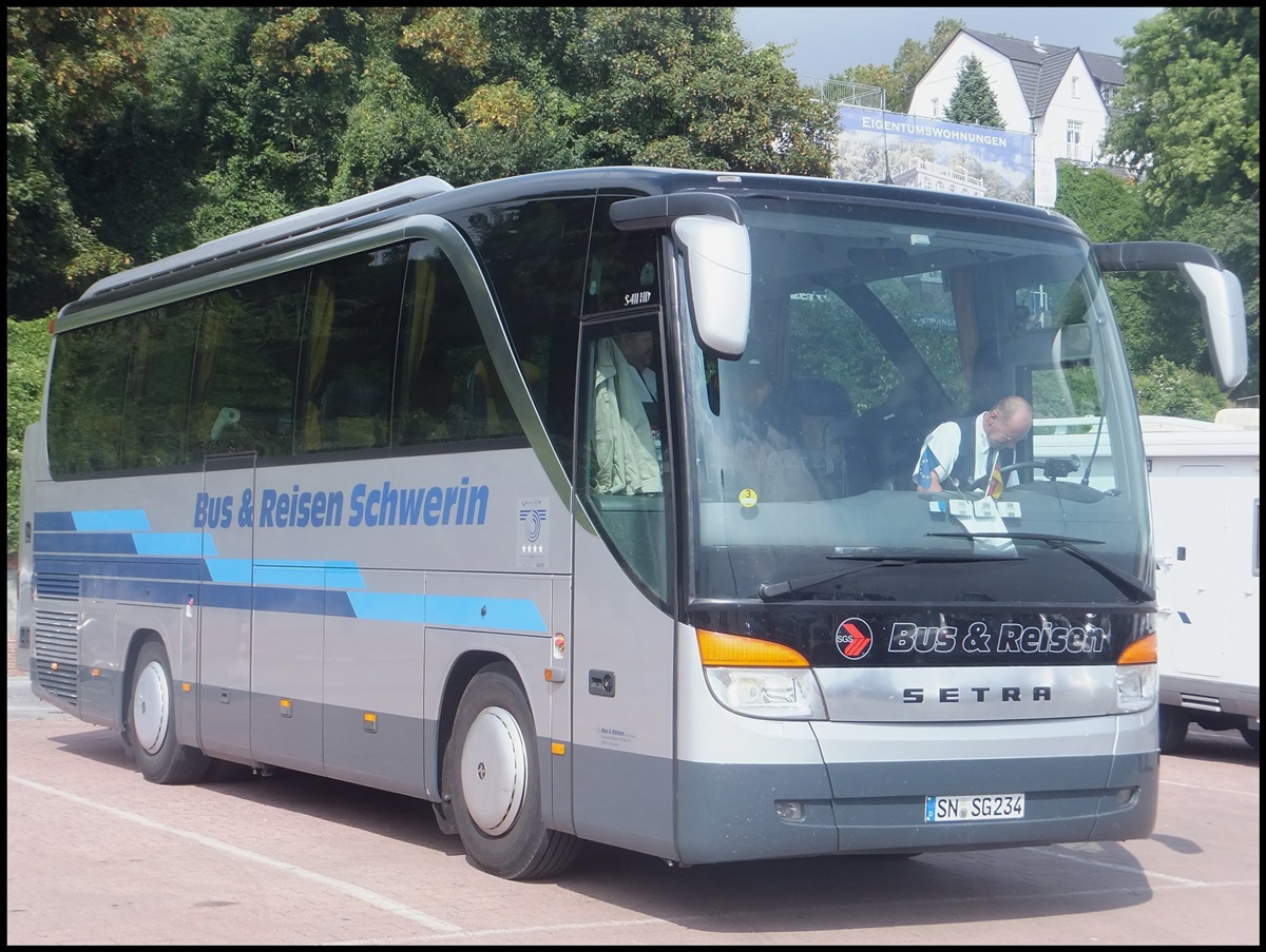 Setra 411 HD von Bus & Reisen Schwerin aus Deutschland im Stadthafen Sassnitz.