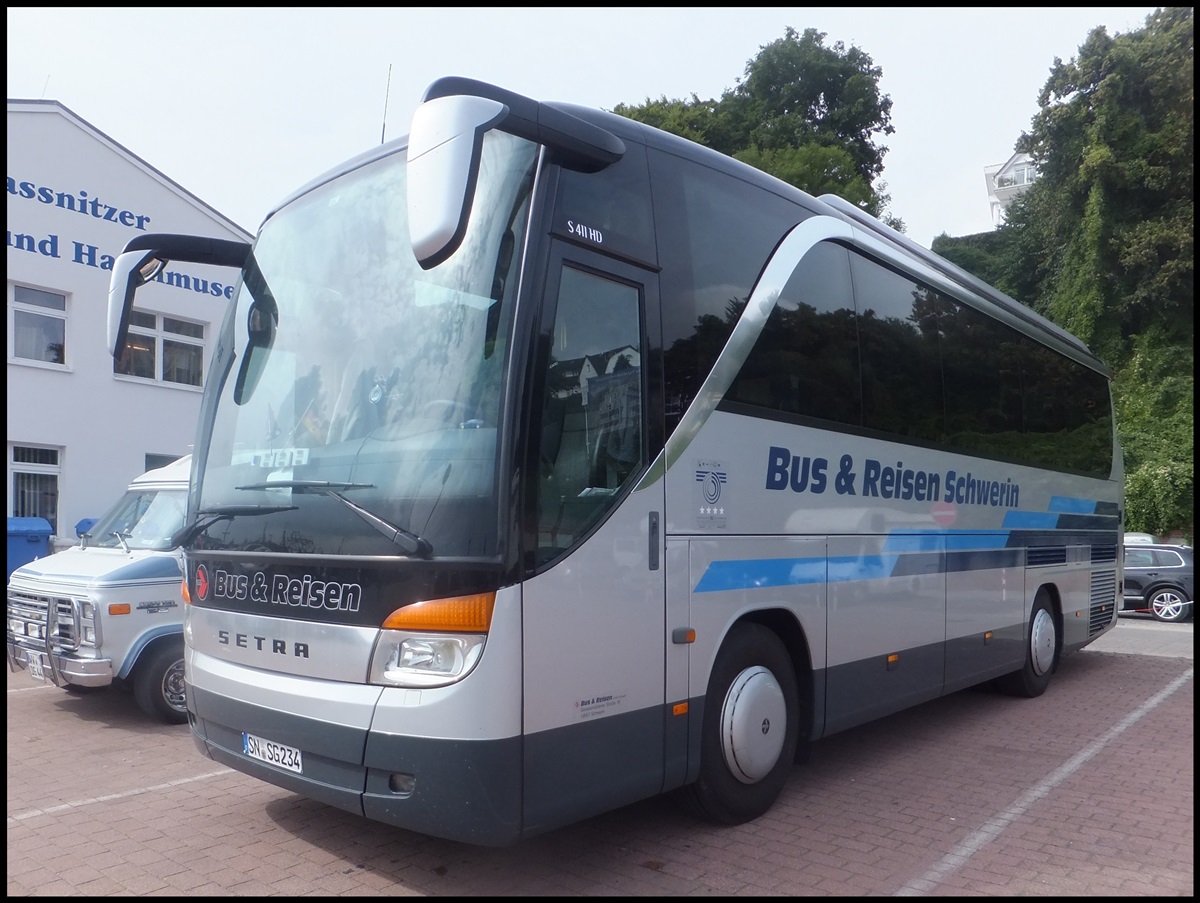 Setra 411 HD von Bus & Reisen Schwerin aus Deutschland im Stadthafen Sassnitz.