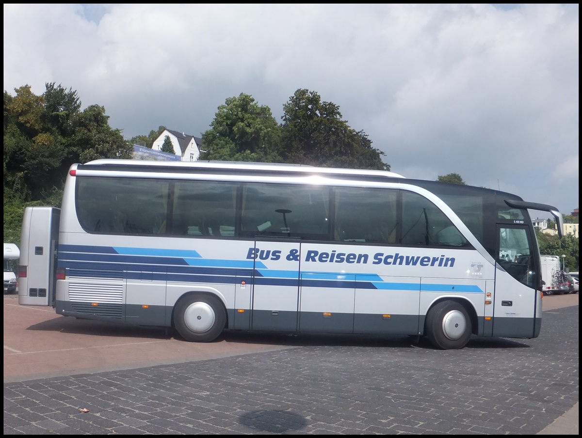 Setra 411 HD von Bus & Reisen Schwerin aus Deutschland im Stadthafen Sassnitz.