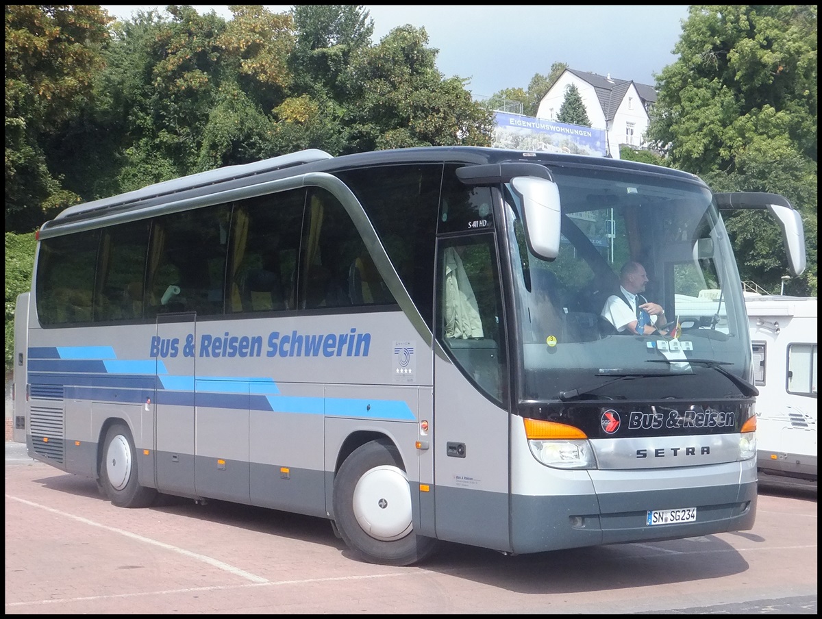 Setra 411 HD von Bus & Reisen Schwerin aus Deutschland im Stadthafen Sassnitz.