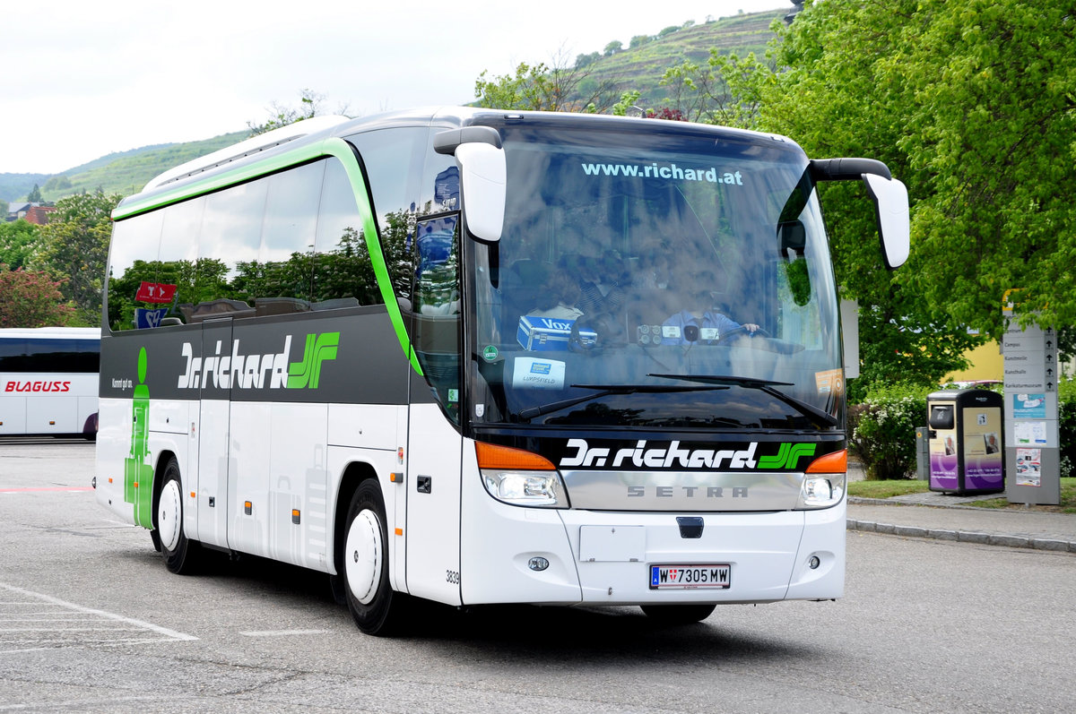 Setra 411 HD von Dr. Richard Reisen aus Wien in Krems gesehen.