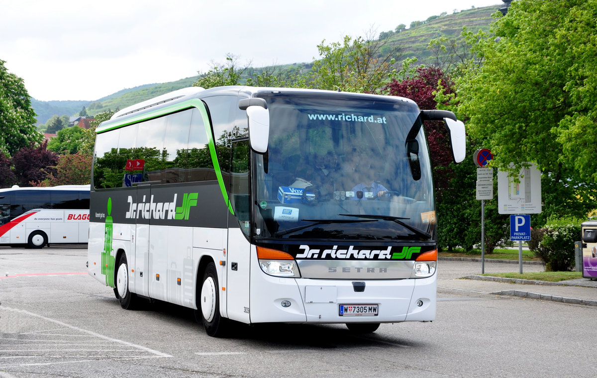 Setra 411 HD von Dr. Richard Reisen aus Wien in Krems gesehen.