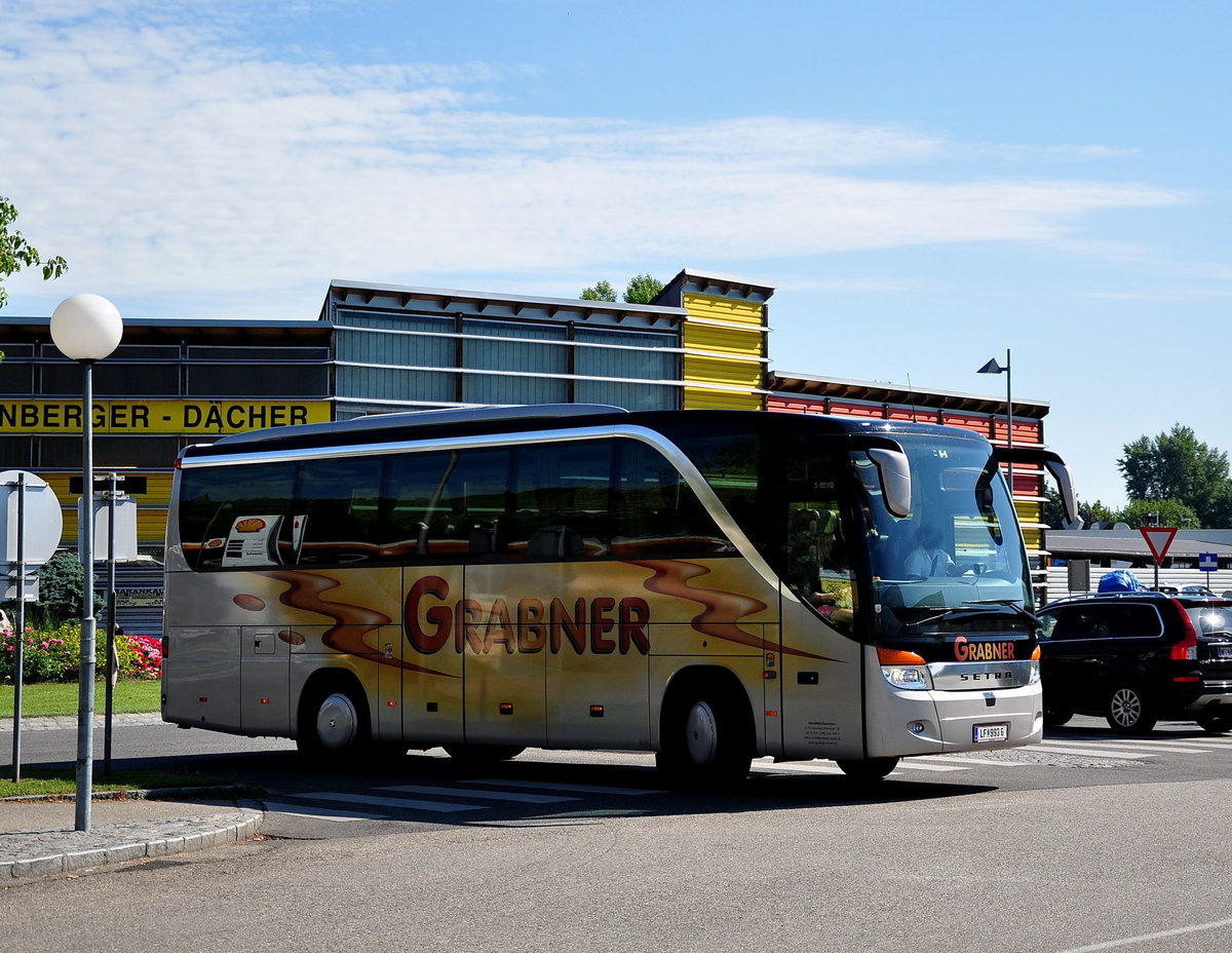 Setra 411 HD von Grabner Reisen aus Niedersterreich in Krems gesehen.