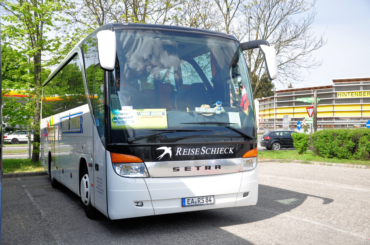 Setra 411 HD von Reise Schieck aus der BRD in Krems gesehen.