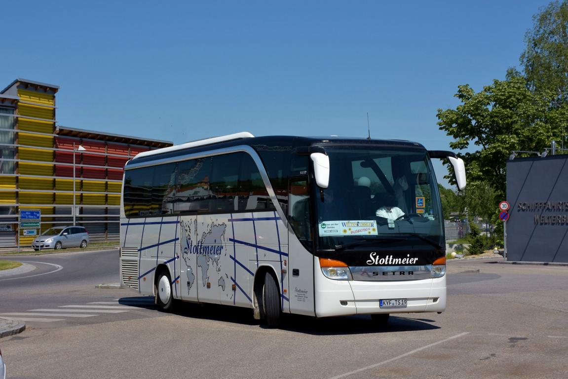 Setra 411 HD von Stottmeier Reisen aus der BRD in Krems.