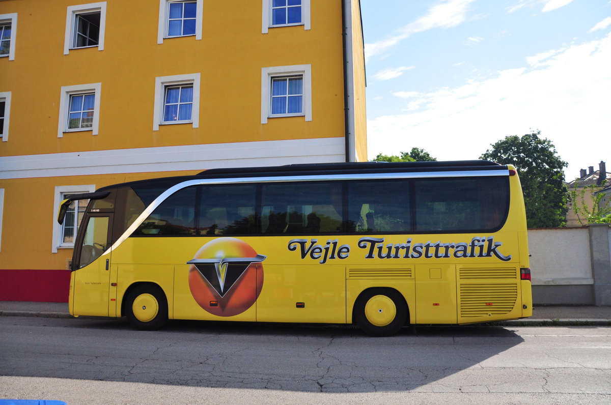 Setra 411 HD von Vejle Turistik.nl in Krems gesehen.