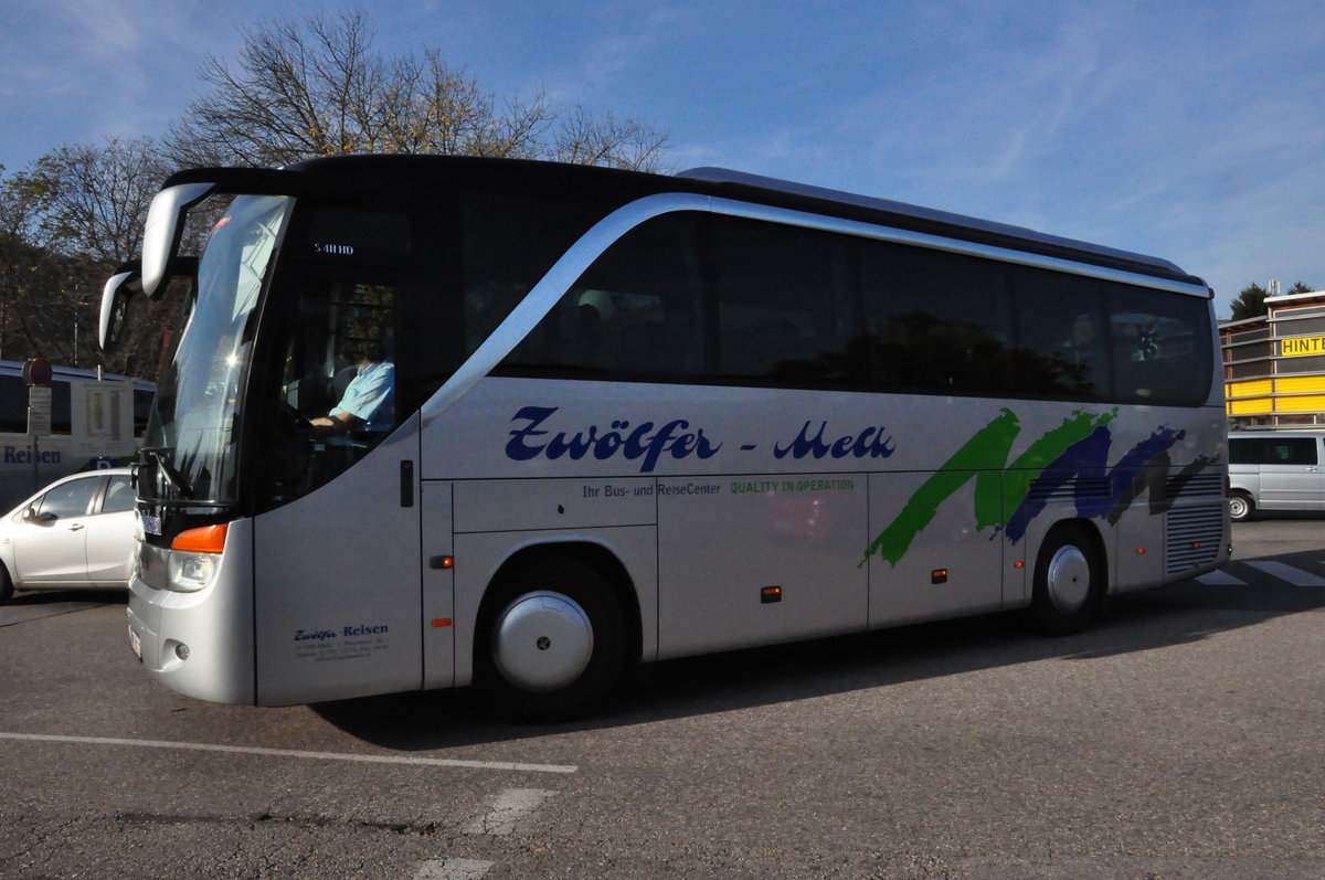 Setra 411 HD von Zwlfer Reisen aus Niedersterreich in Krems gesehen.