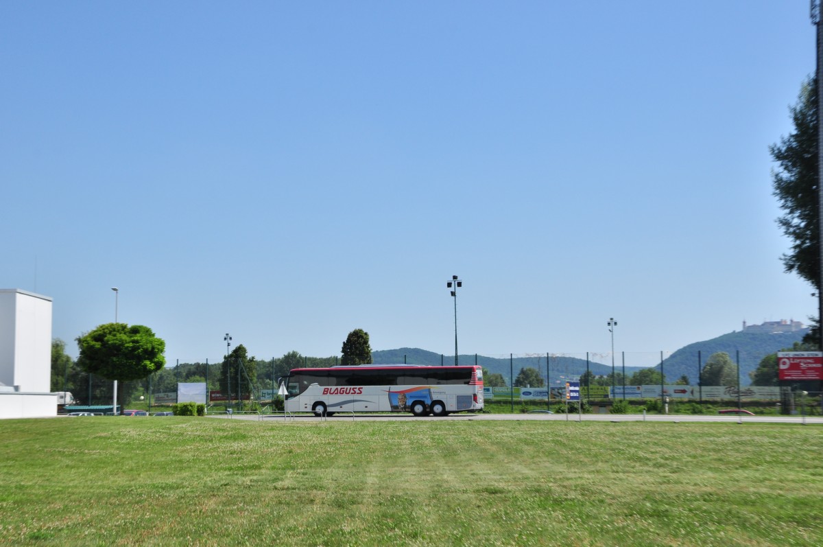 SETRA 415 GT-HD von BLAGUSS / Wien fhrt am 9.7.2013 durch Krems an der Donau.