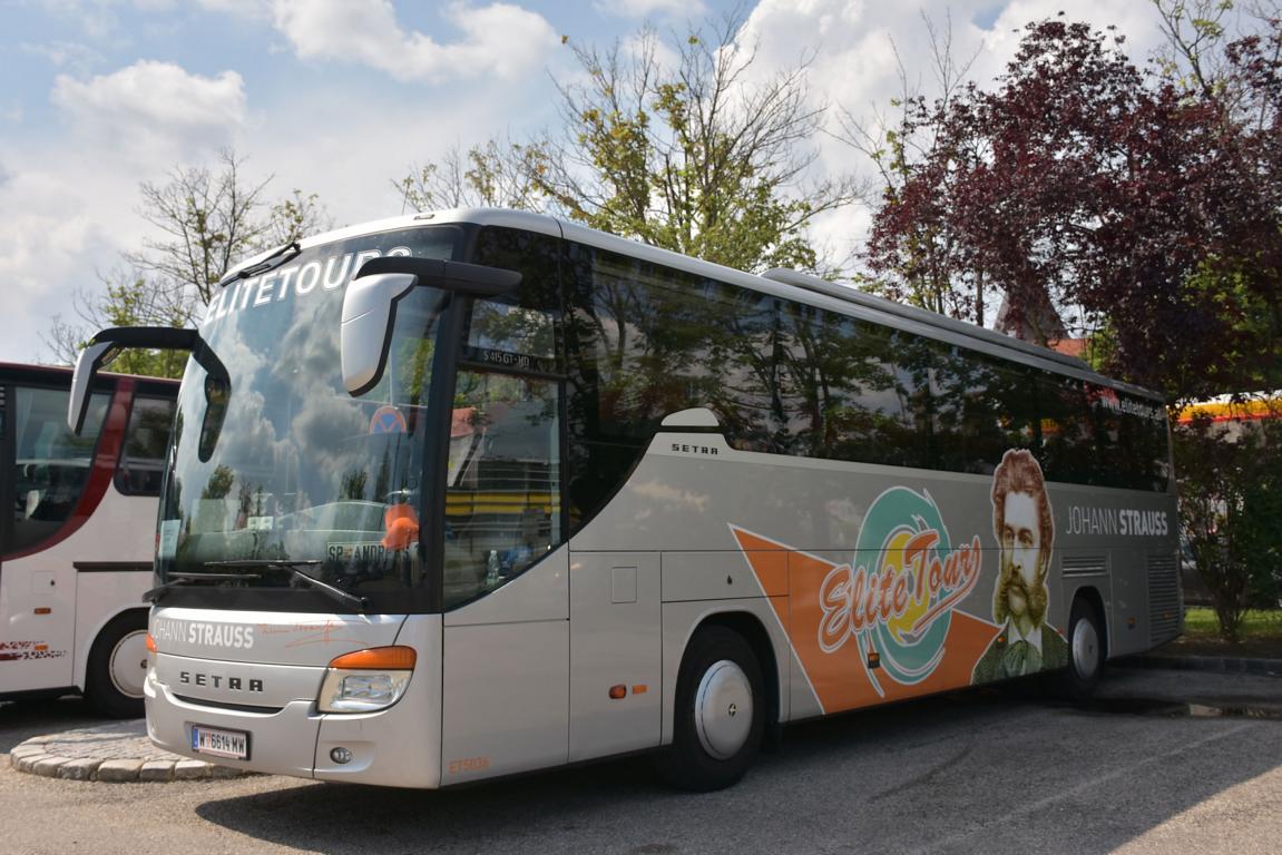 Setra 415 GT-HD von Elite Tours mit Seitendekor von  Johann Strauss  2018 in Krems gesehen.