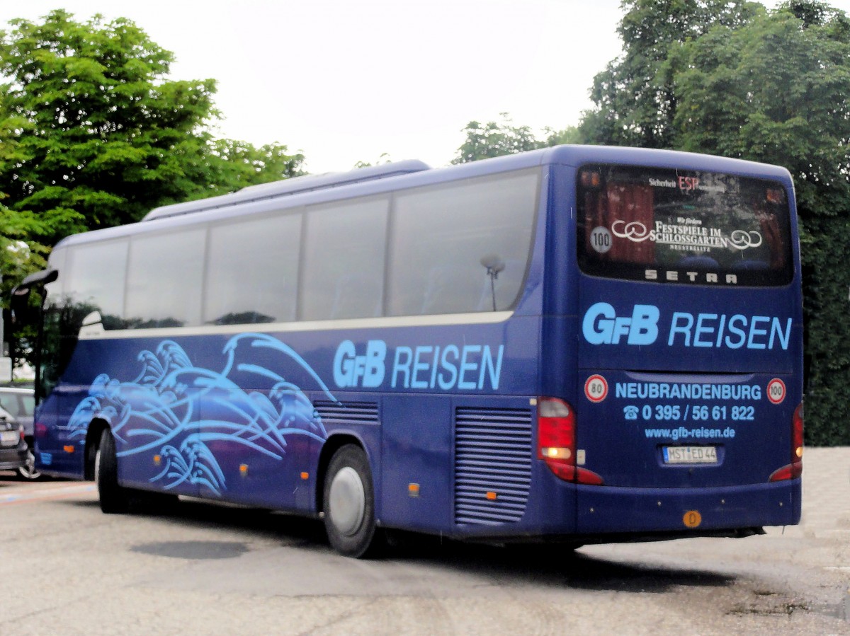 SETRA 415 GT-HD von GFB Reisen/BRD am 25.6.2013 in Krems an der Donau.